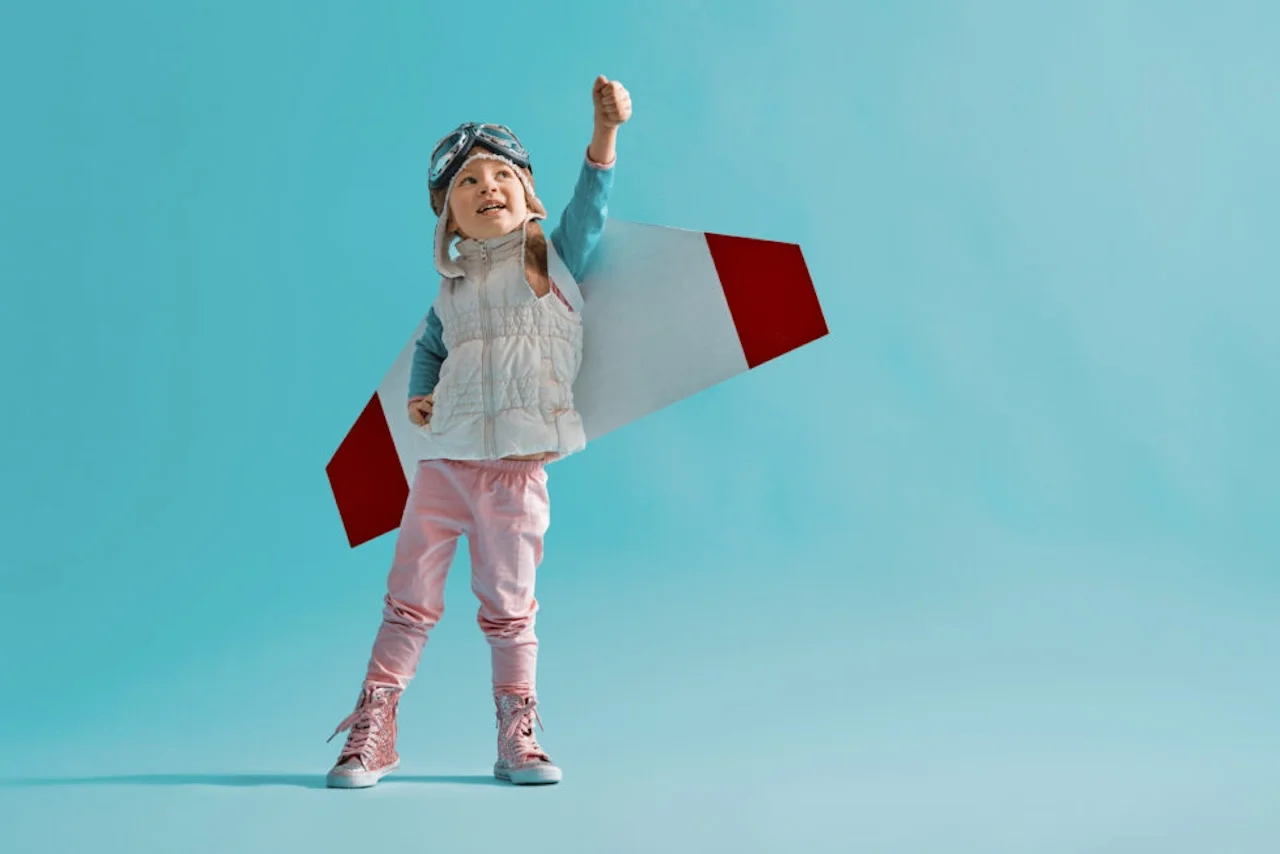 Solar & Energy Consulting GmbH - Kind mit Flugzeug-Pappflügeln