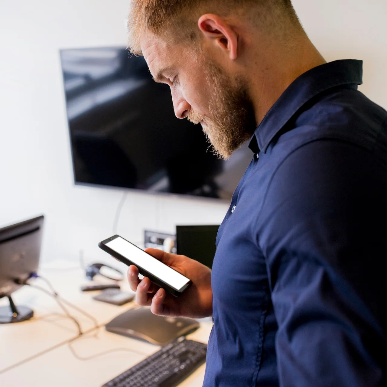 Solar & Energy Consulting GmbH - Mensch mit Handy